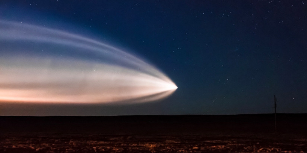 Un misterioso fenómeno que dejó una resplandeciente estela en el cielo nocturno fue grabado esta semana.