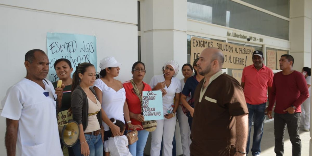 Los trabajadores de Esimed realizan un plantón en las afueras de la clínica.