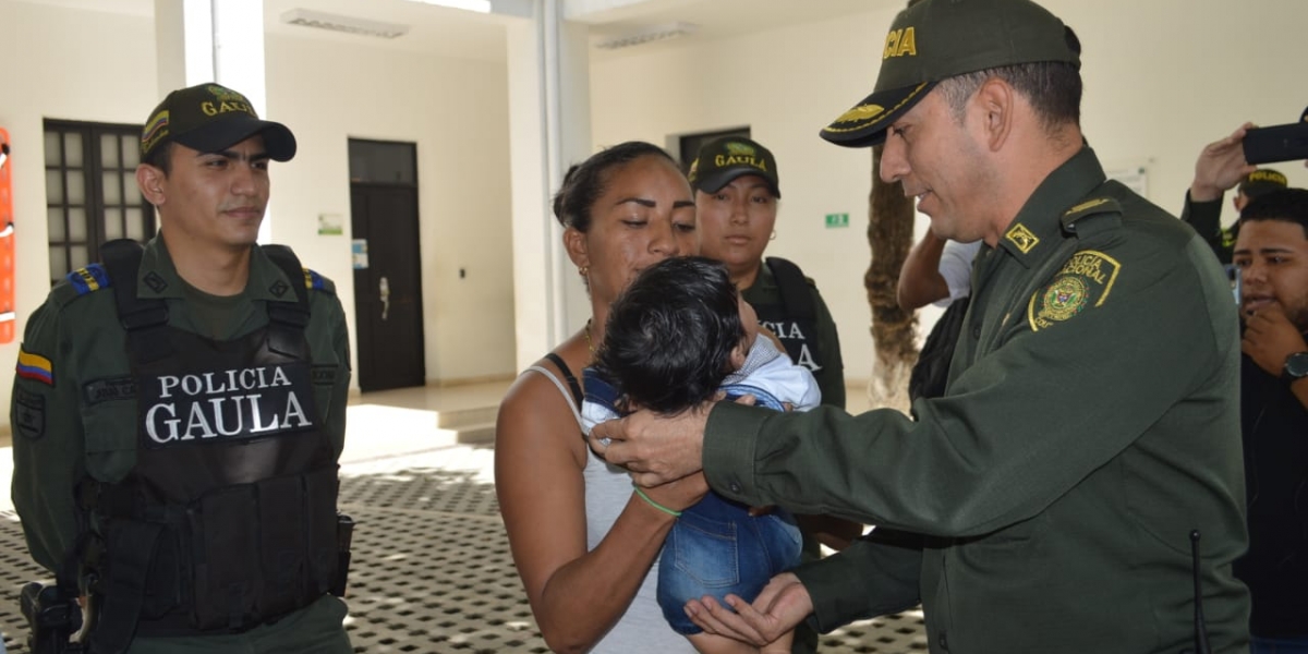 Momentos en que el menor era devuelto a los brazos de su madre. 