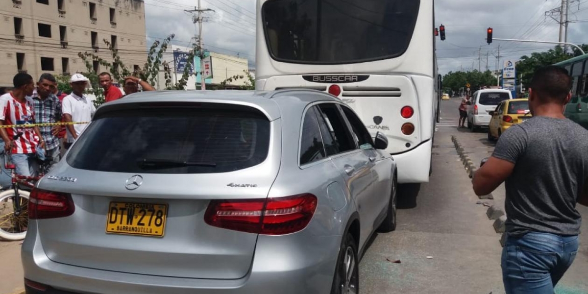  La camioneta Mercedes Benz chocó contra el bus de Transmetro.