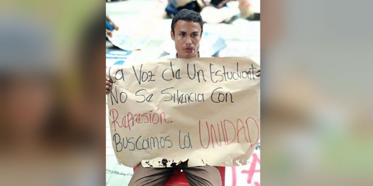 Estudiante se cosió la boca, como forma de protesta.