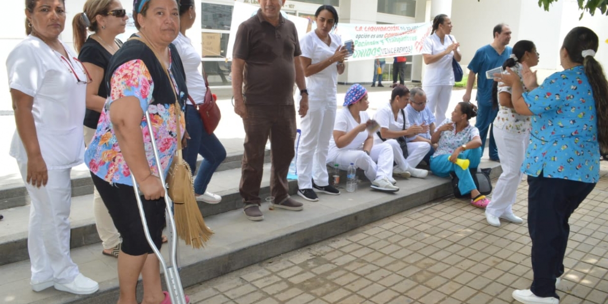 Los empleados hicieron un plantón, y algunos pacientes llegaron a atenderse. 