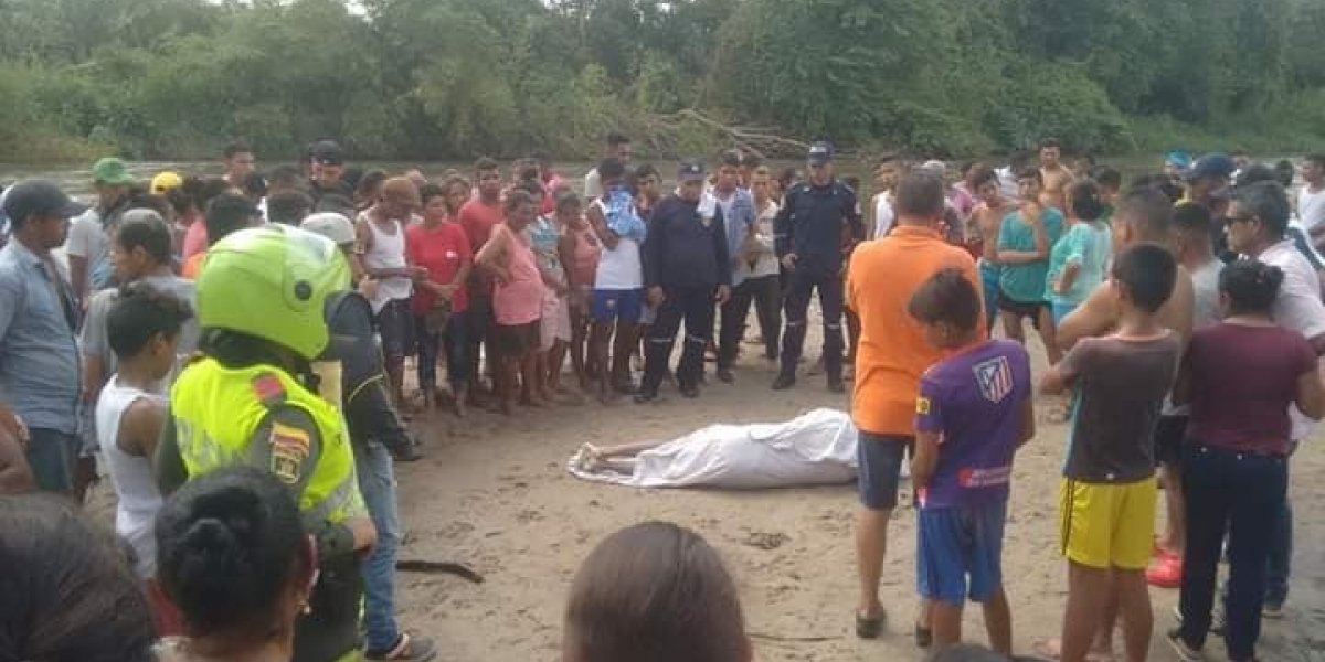 Momentos en que sacan el cadáver del agua.