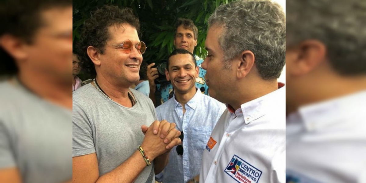 El presidente Iván Duque y Carlos Vives estrecharon manos en campaña.