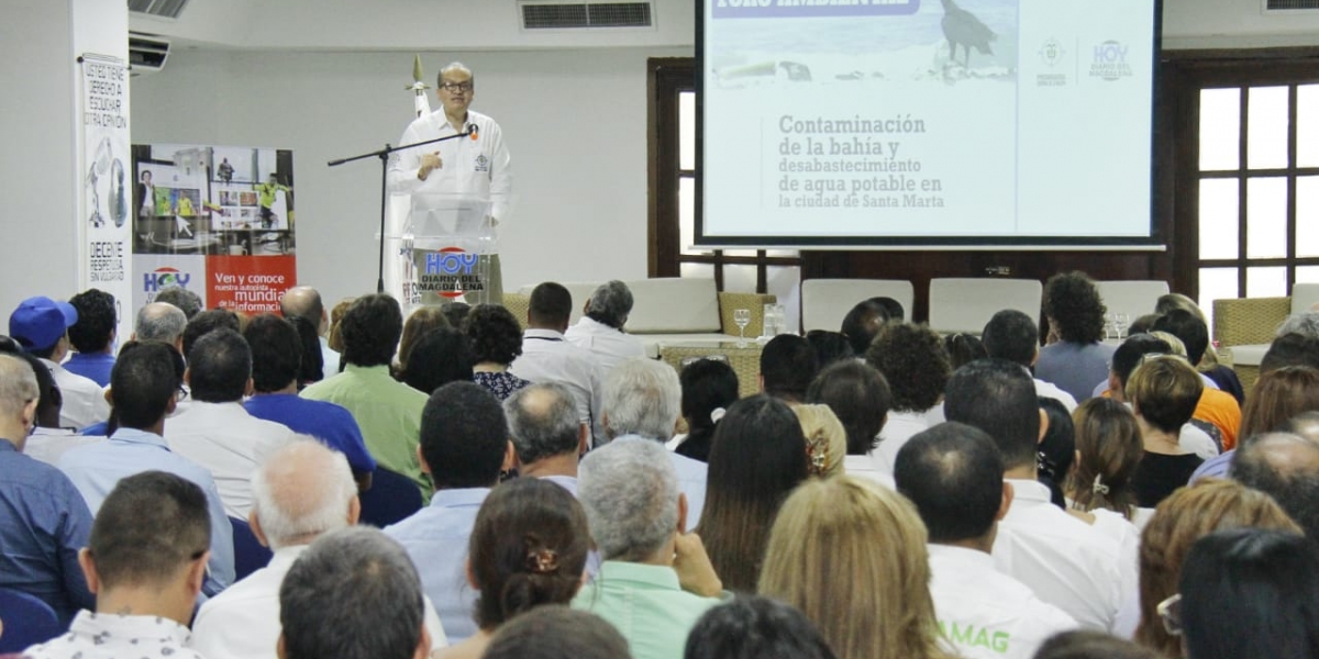 Procuraduría. El procurador Fernando Carrillo en un foro ambiental en Santa Marta.