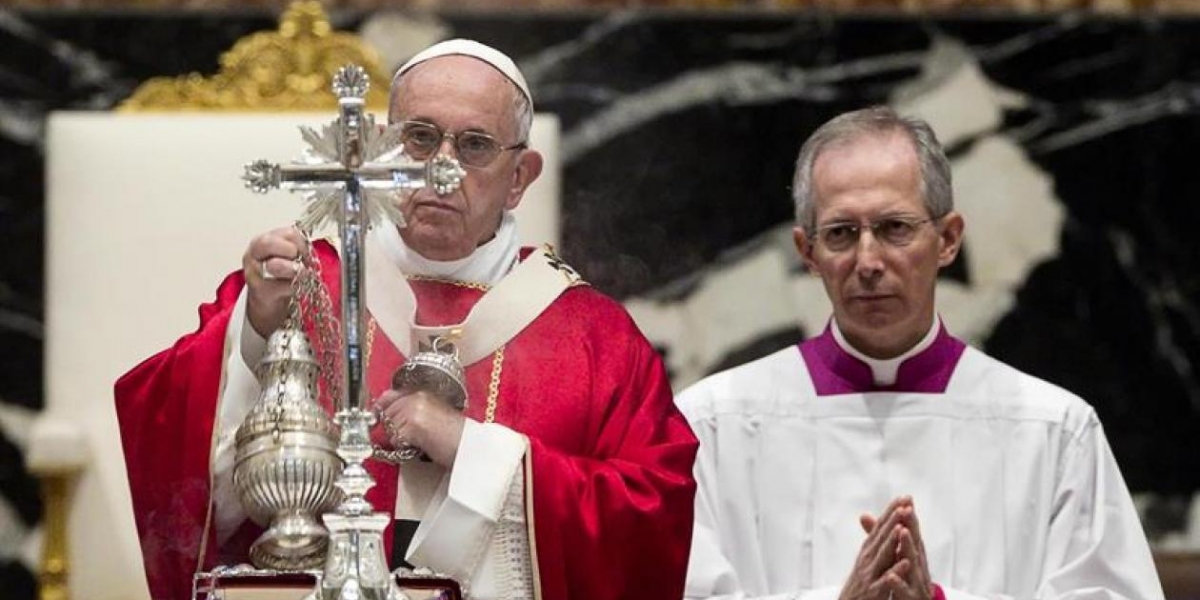 El papa Francisco durante misa en honor a los cardenales fallecidos.