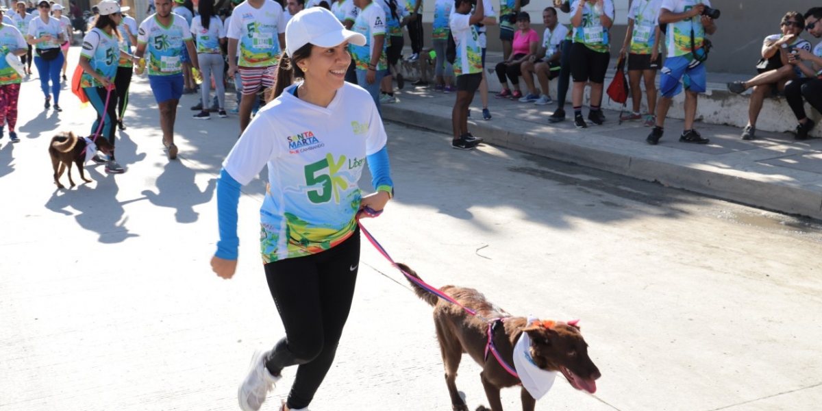 Hasta las mascotas corrieron en la 5K contra el plástico. 