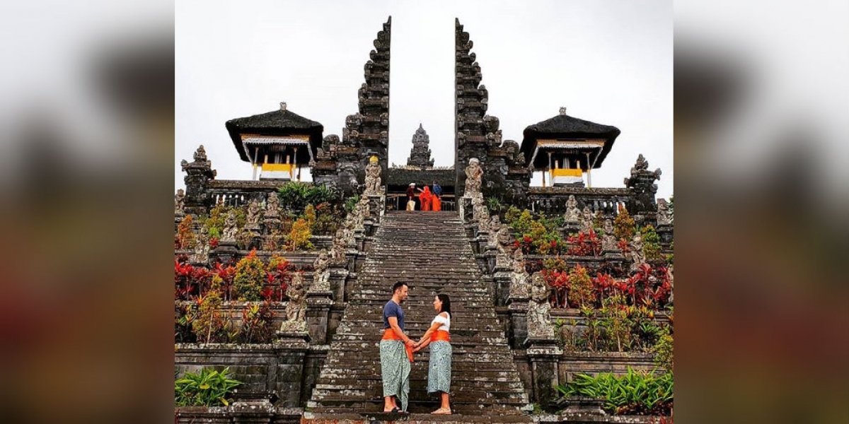 Mariana Pajón, junto con su esposo, en Indonesia.