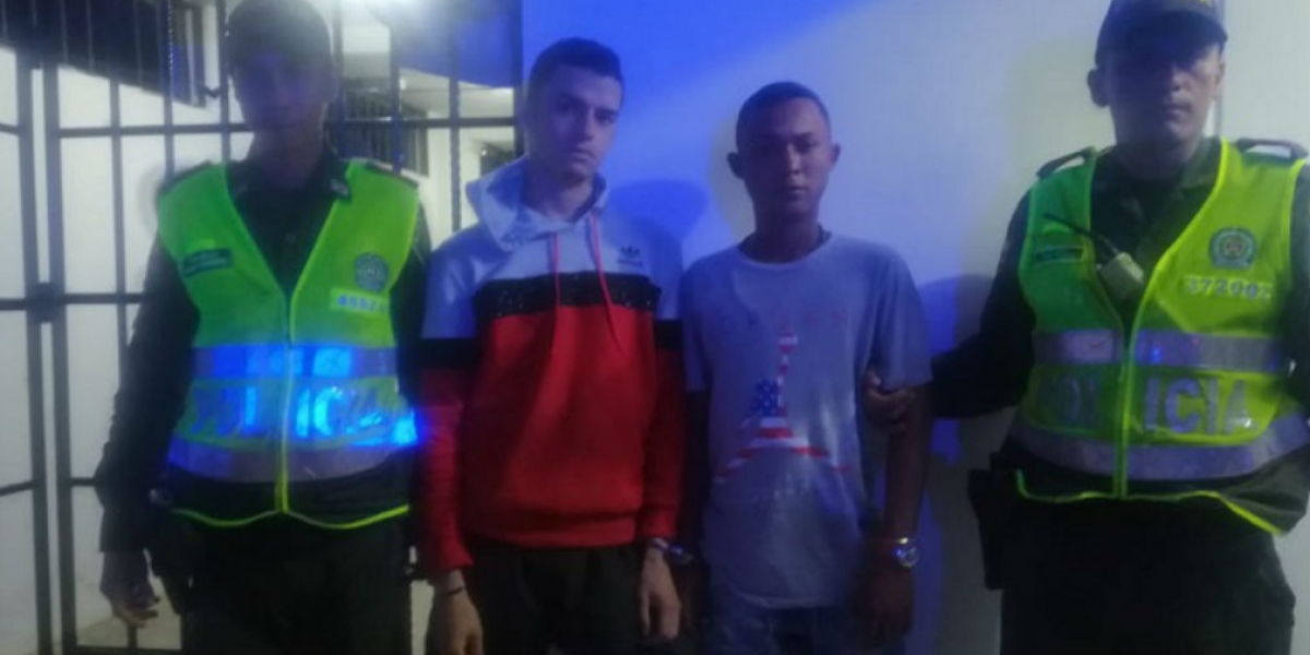 Policía Metropolitana de Santa Marta Humberto José Juárez Muñoz y Néstor José Bravo Briñez, quienes serían los responsables de atracar a un taxista en el barrio Pescaíto.