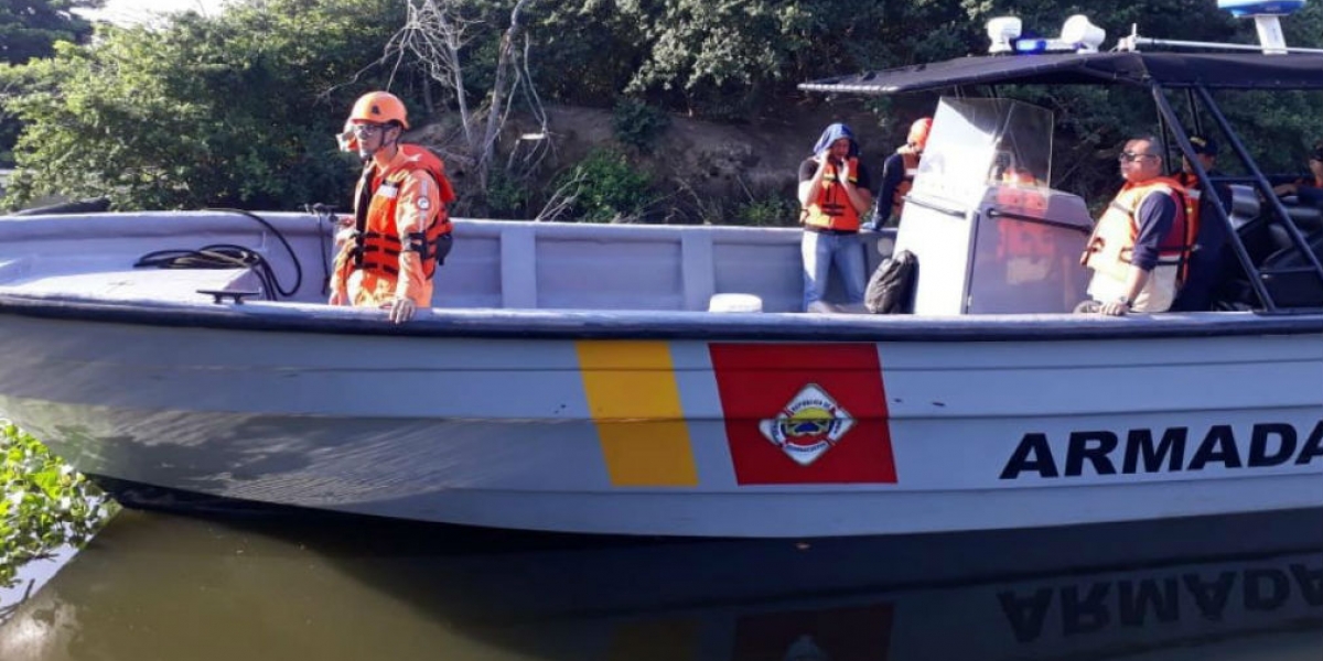 @DefensaCivilCo Miembros de la Defensa Civil y la Armada Nacional.