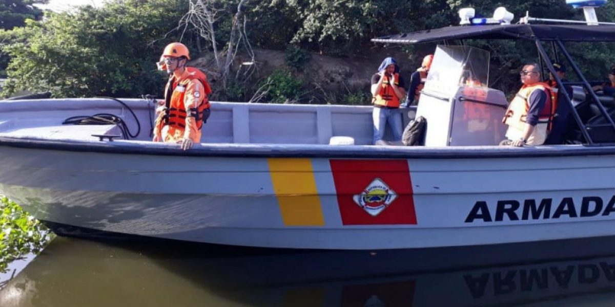 Miembros de la Defensa Civil y la Armada Nacional.