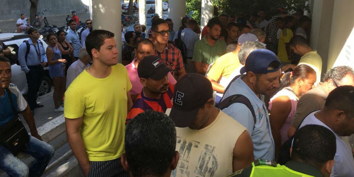 Desde tempranas horas de este jueves, aficionados al Unión Magdalena se encuentran a las afueras de la sede administrativa del club.