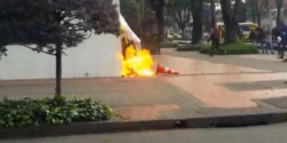 Bomba incendiaria lesionó a policía en Bogotá.