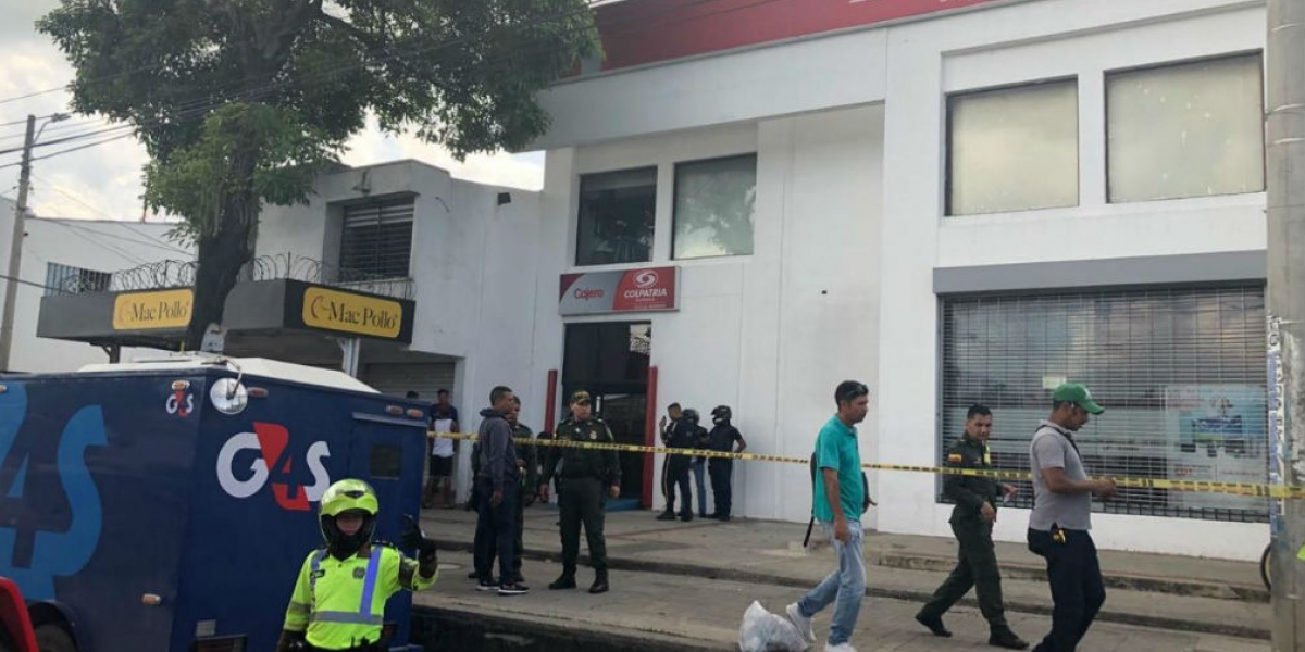 Afueras del banco Colpatria, frente a la estación Joaquín Barrios Polo.