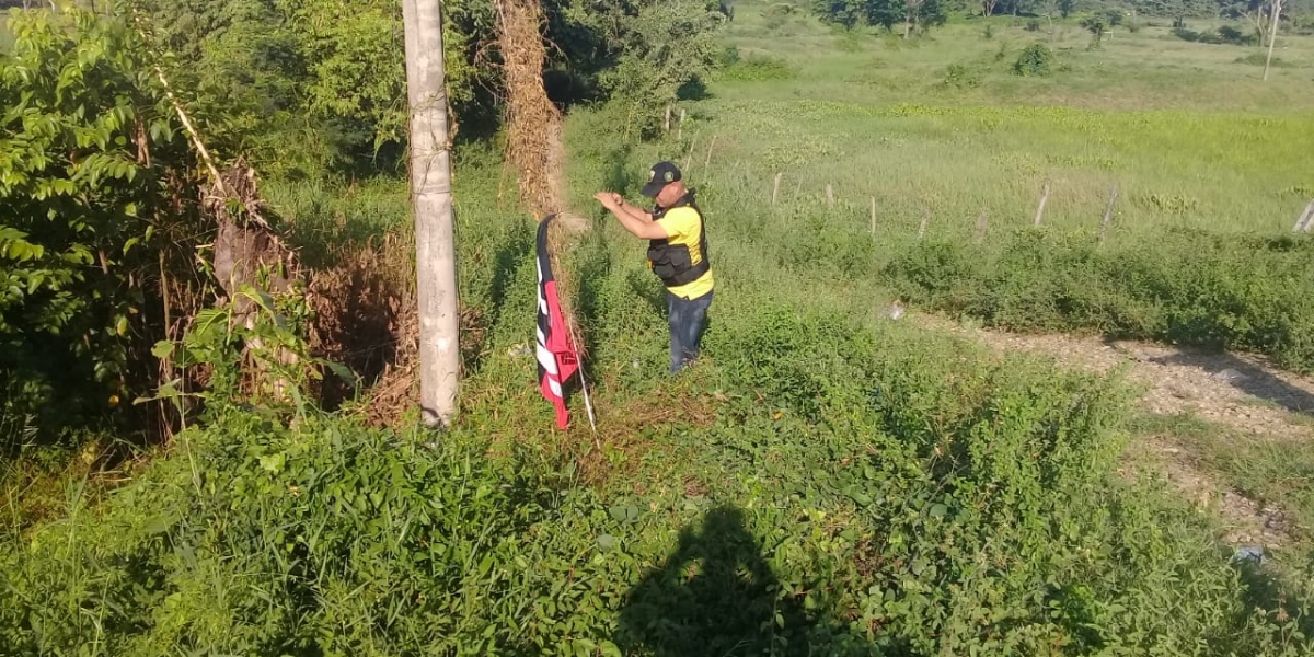 La bandera que había sido dejada en el lugar fue retirada por miembros de la PONAL.