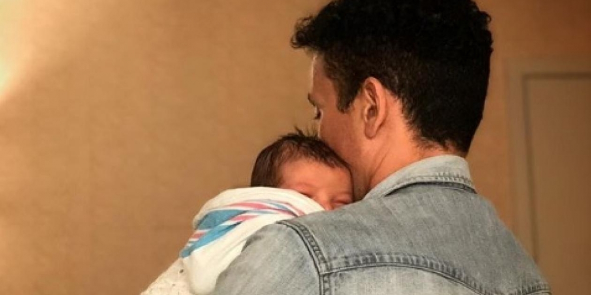  El cantante Fonseca y su hijo Agustín.