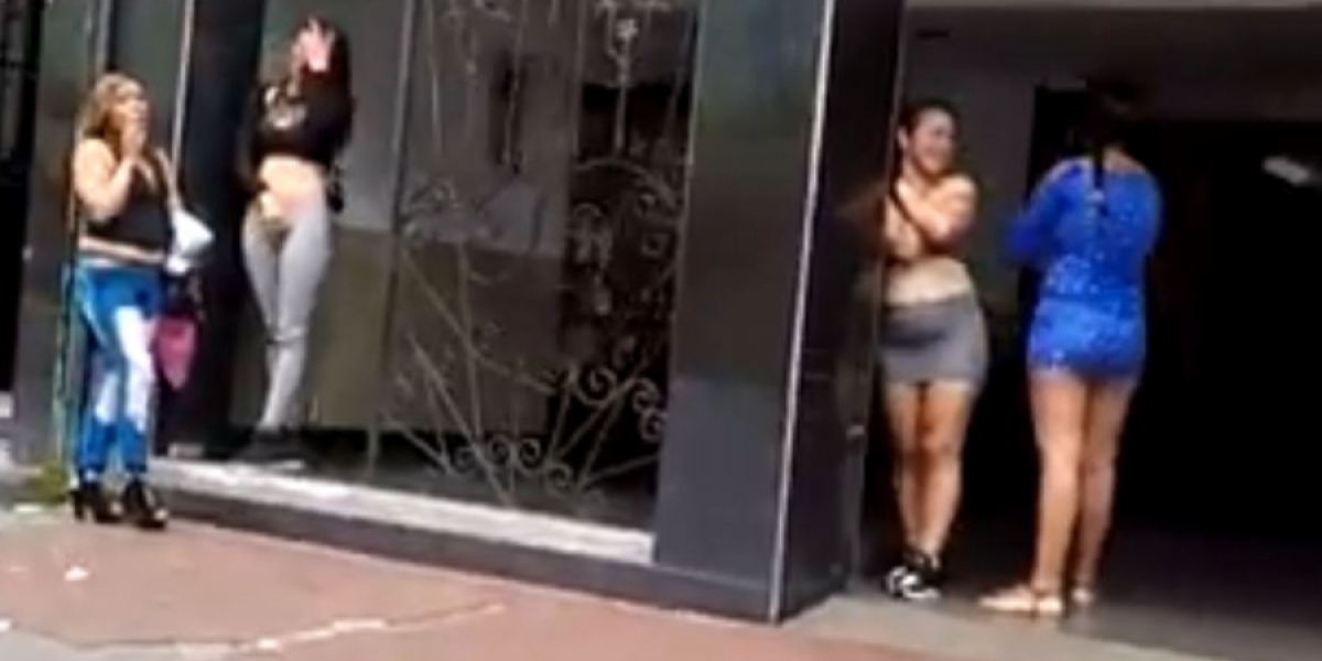 Captura de pantalla - Facebook (Noticias El Salvador - Periódico digital) Prostitutas en Bogotá.