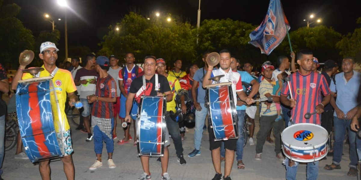 La Garra Samaria se congregó en el Estadio Eduardo Santos para ensayar su apoyo al equipo. 