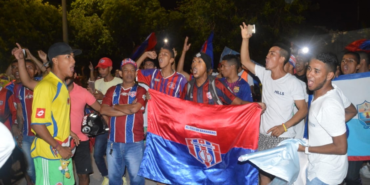 La Garra Samaria se congregó en el Estadio Eduardo Santos para ensayar su apoyo al equipo. 