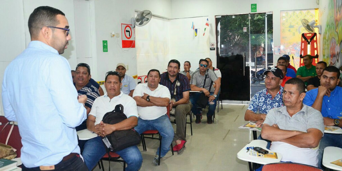 El secretario de Movilidad, Ernesto Castro, dio apertura a la capacitación.