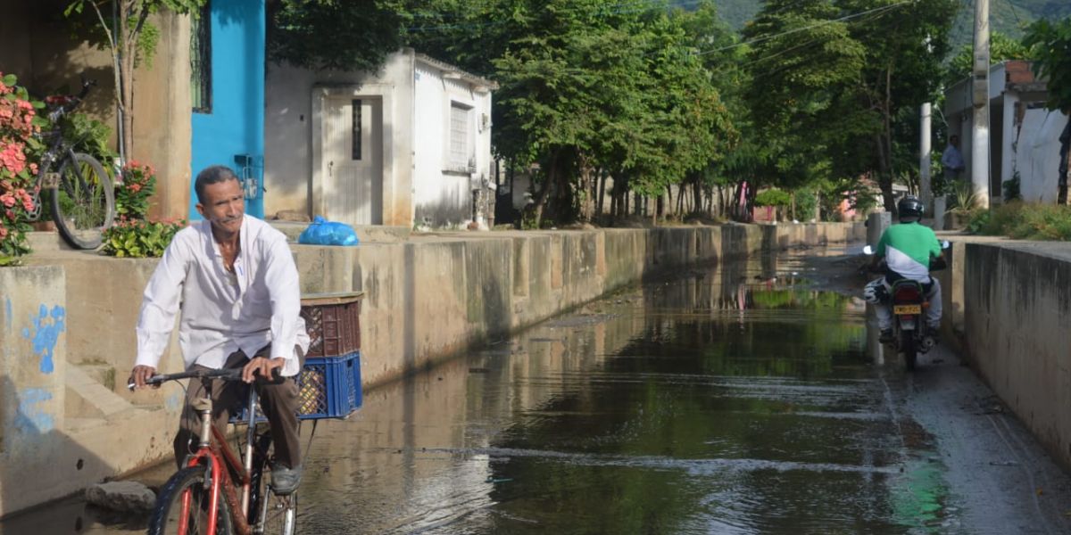 Así se observa la calle canal del barrio Ondas del Caribe, se encuentra inundada de las presuntas aguas negras. 