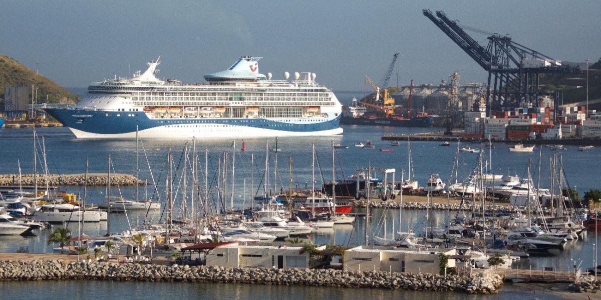 Crucero Marella Discovery en la bahía de Santa Marta. 