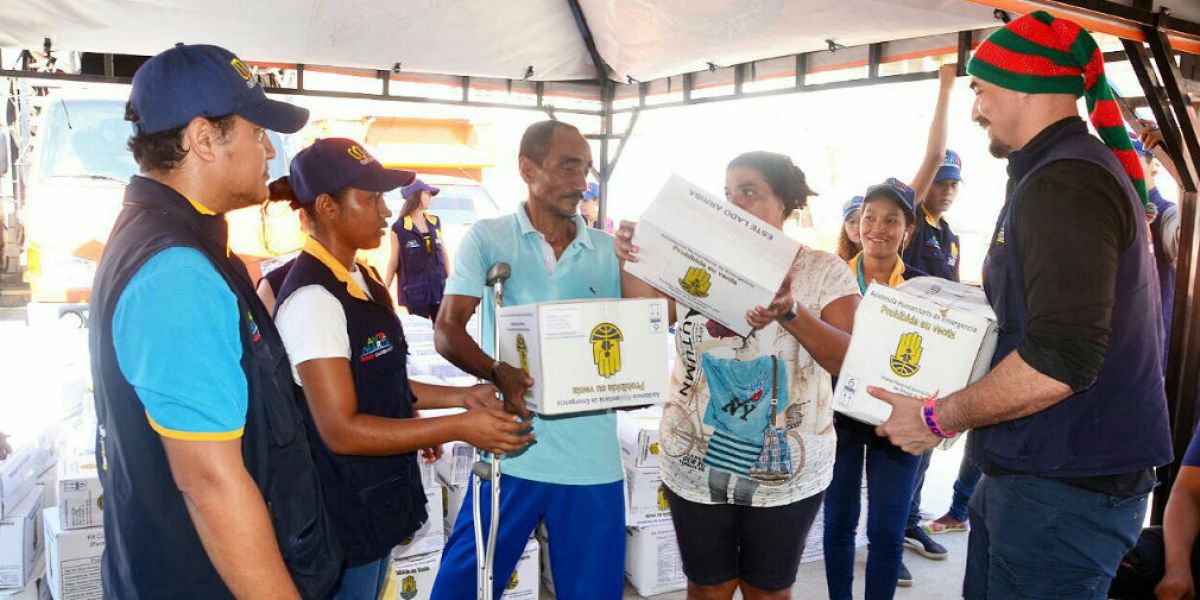 Alcaldía de Santa Marta Distrito entregó ayudas humanitarias a afectados por ola invernal en la ciudad.