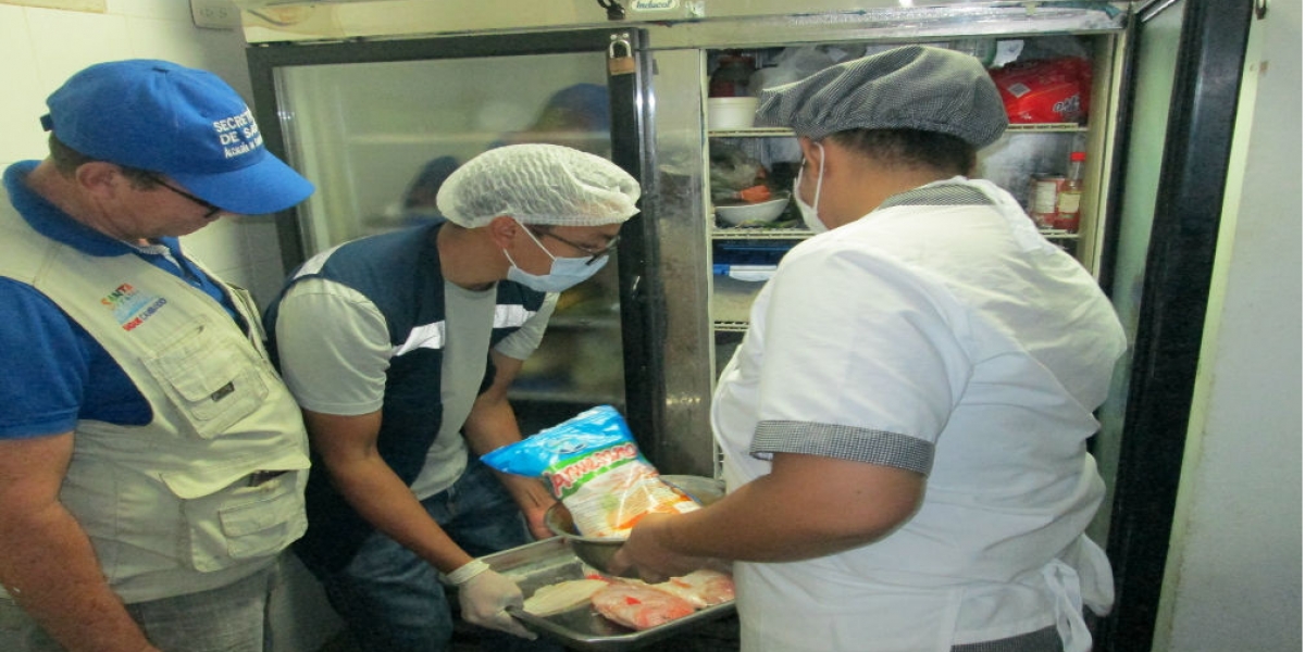 El restaurante Don Jaime presentaba condiciones deficientes de almacenamiento de alimentos.