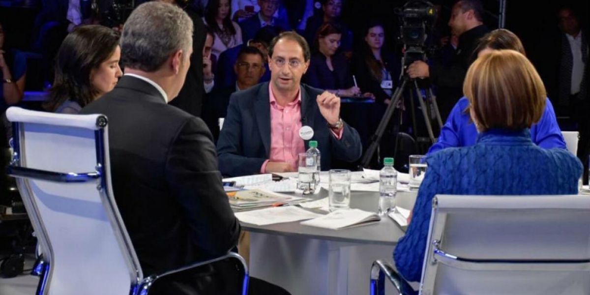 Prensa presidencia. El Ministro José Manuel Restrepo acompañando al Presidente Duque en el balance de los 100 días.