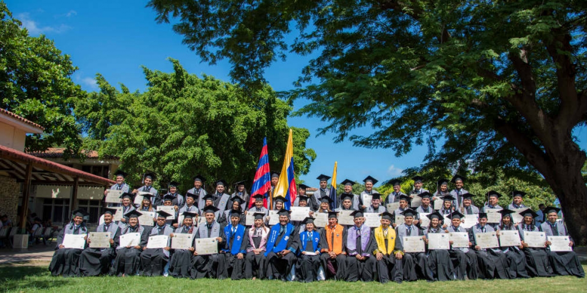 Un grupo de 109 profesionales se graduaron en la Universidad del Magdalena en diferentes programas de postgrados, quienes tendrán el compromiso de poner todo sus conocimientos al servicio de la sociedad.