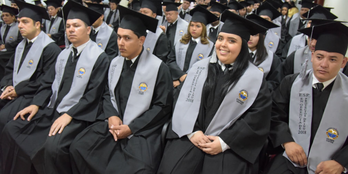 Miembros de la Comunidad Aruhaca también recibieron grados, como lo fue el nuevo magíster en Ciencias de la Educación Félix Ramón Torres Villafañe y Ledys María Izquierdo Torres, magíster en Ciencias de Educación.