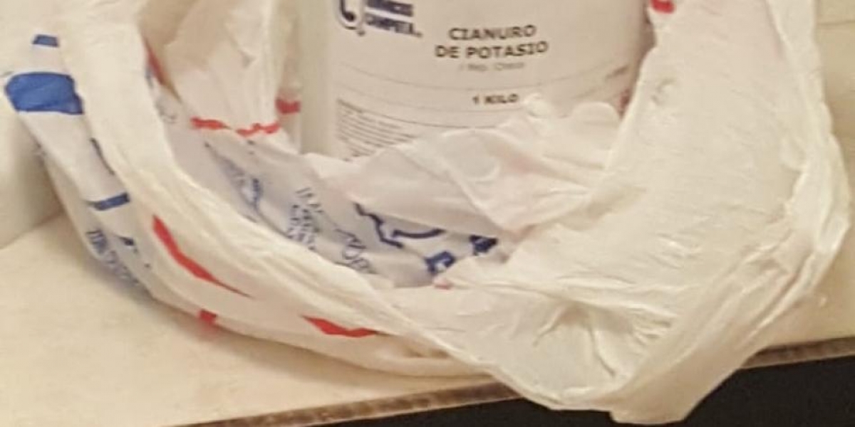 Este fue el recipiente que se encontró en el baño de los Pizano. 