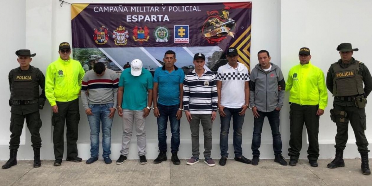  Parte de los 25 capturados en el operativo por la Policía Antinarcóticos. 