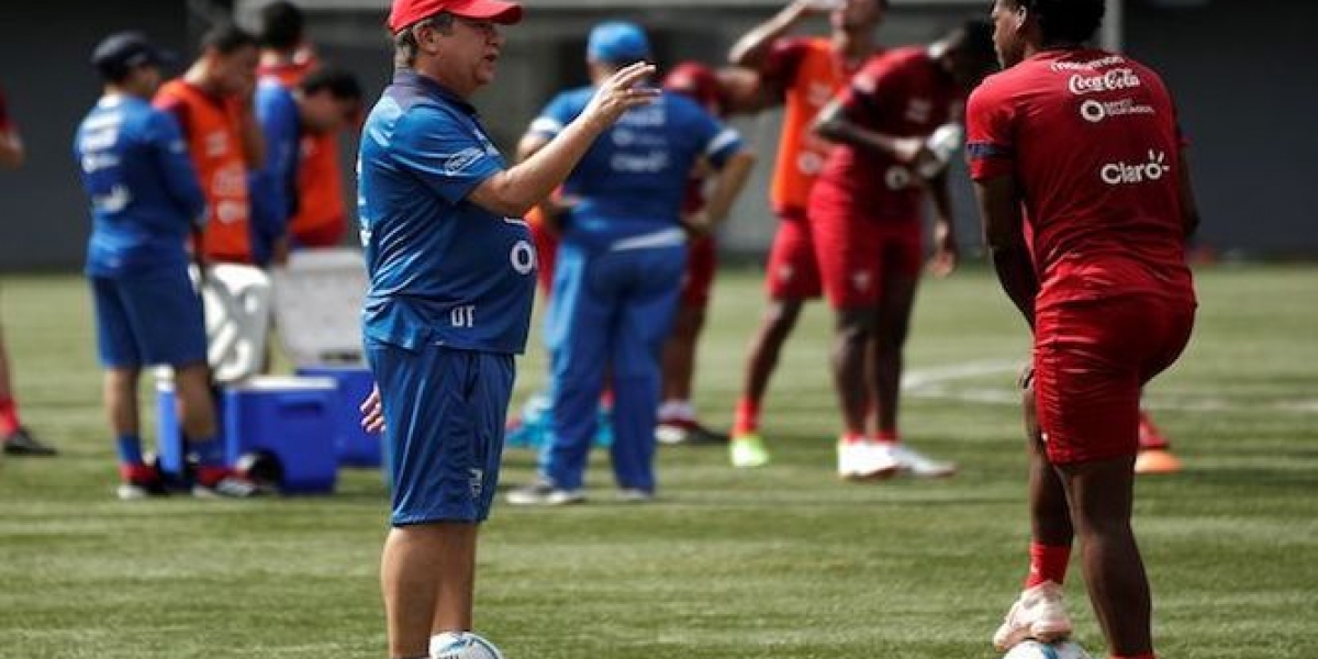 TvMax 'Bolillo' Gómez, estratega de la Selección de Ecuador.