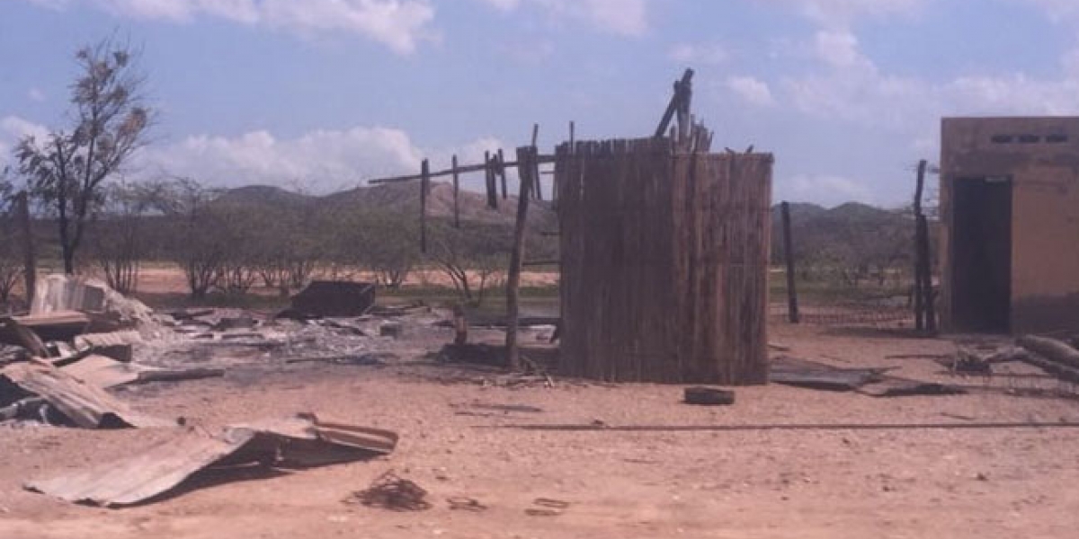 Quemaron los ranchos después de terminar el ataque.