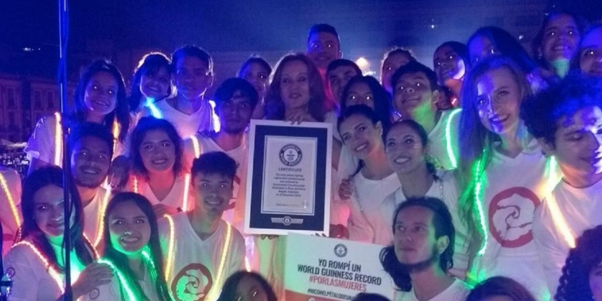 La actriz Alejandra Borrero muestra el certificado de récord Guinness.