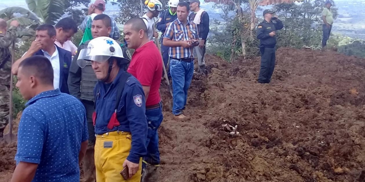 @elquindianoinfo. Deslizamiento de tierra que arrasó con escuela rural en Calarcá.