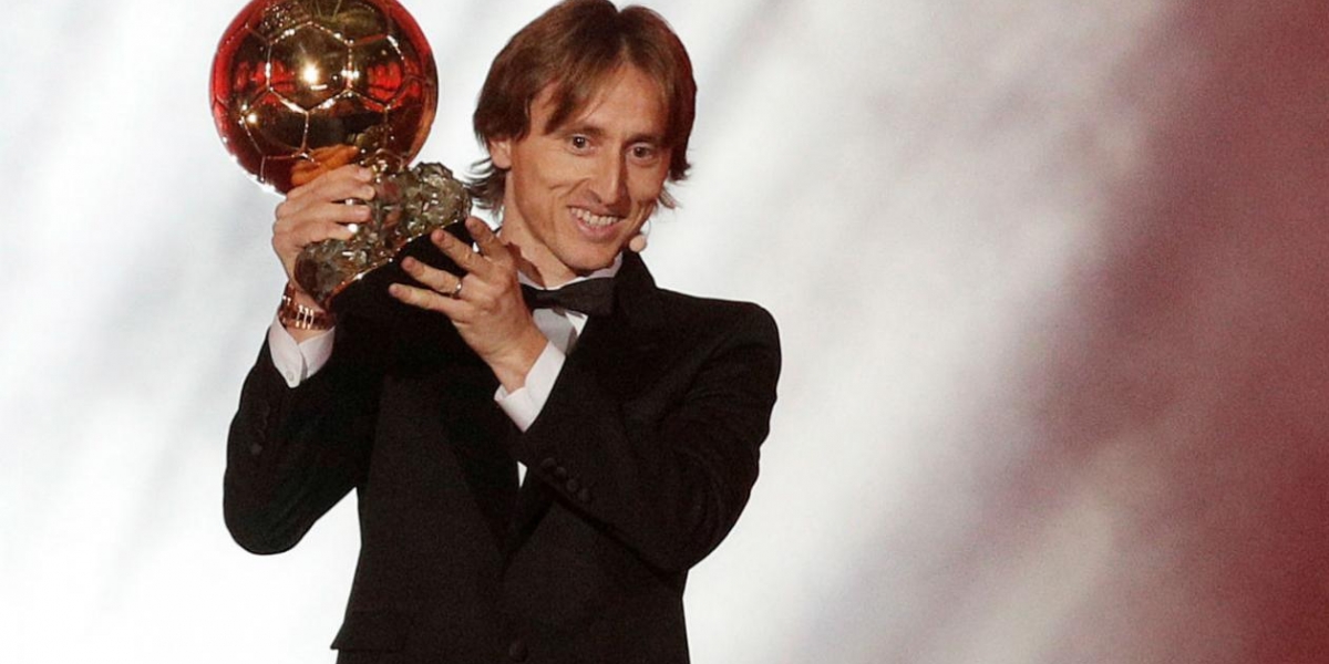  Luka Modric, jugador del Real Madrid, sostiene el balón de oro.