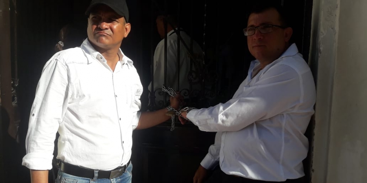 Cortesía Su protesta en contra del proyecto viene desde hace tres años, la última forma de hacerse sentir fue encadenándose en las afueras del Distrito.