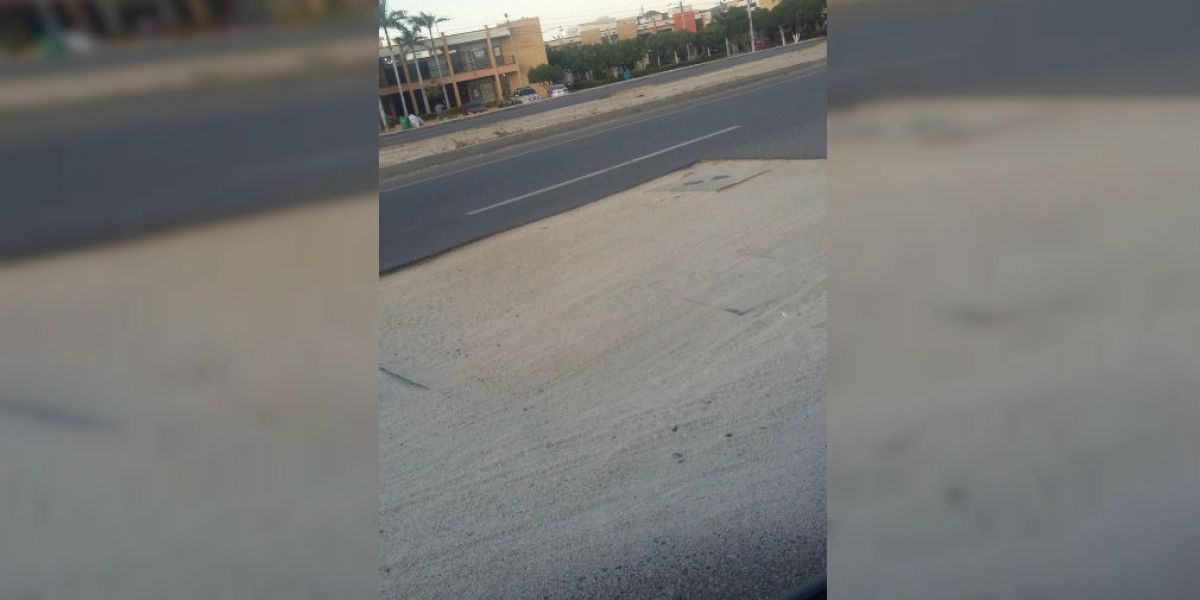 Así permanece la doble calzada en la Troncal del Caribe. Un peligro para los conductores.