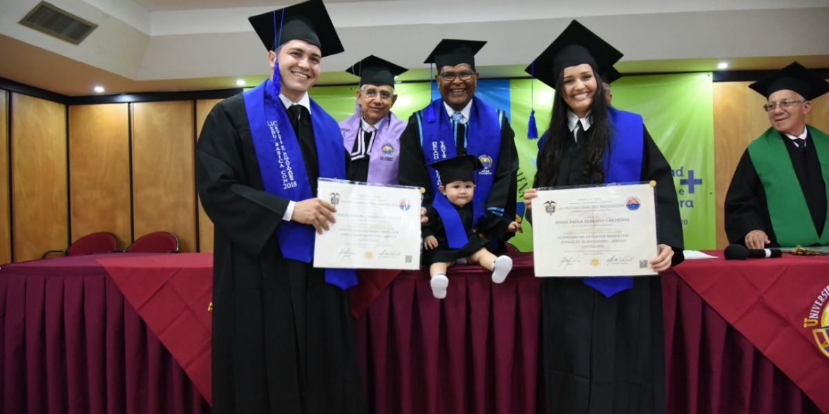 El pequeño Andy Jaramillo acompañó a sus padres a recibir el diploma vestido con toga y birrete.