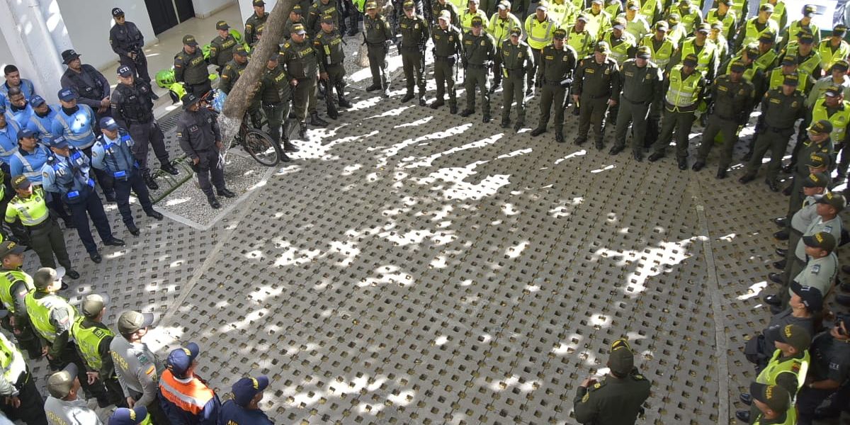 Un completo operativo realizan las autoridades de Santa Marta en Centro Histórico.