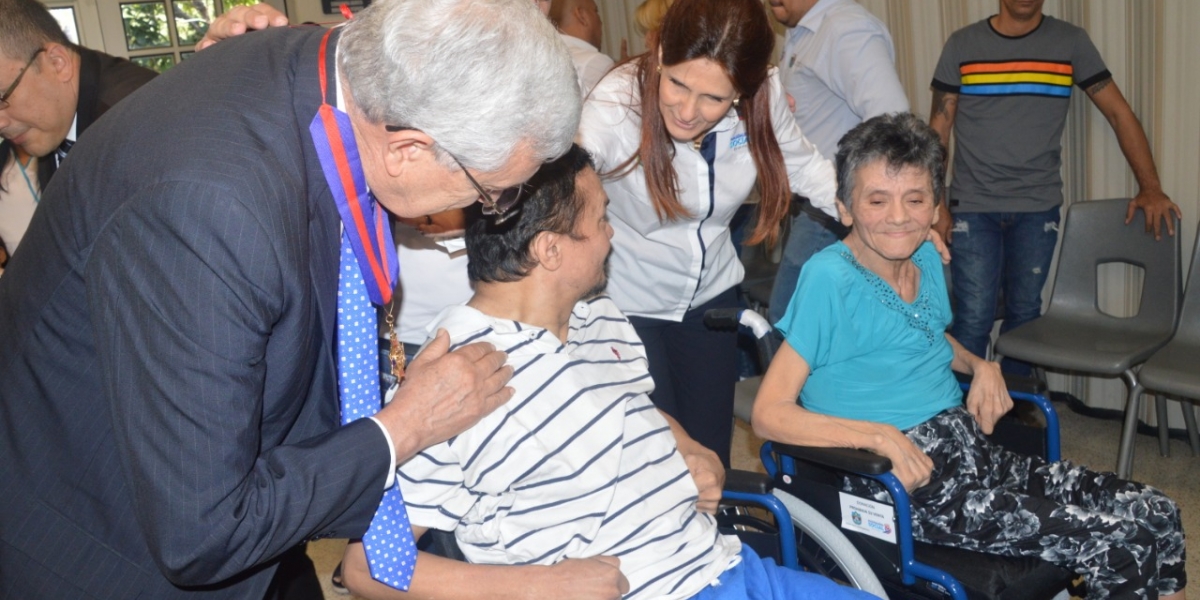 Momentos cuando los beneficiarios recibían las sillas de ruedas por parte de la Gobernación y la iglesia.