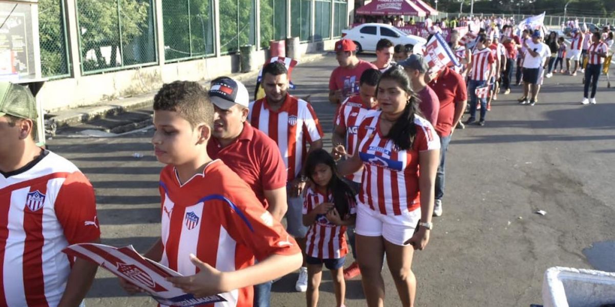 Aficionados del Junior ingresando al estadio Metropolitano.