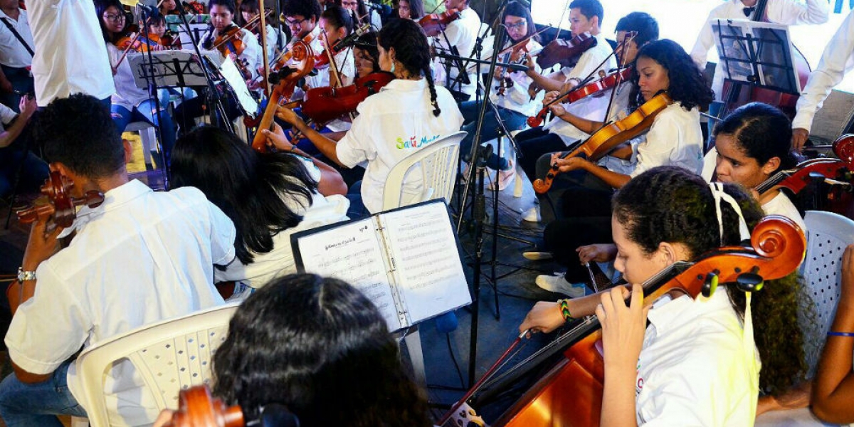 Cortesía Sinfónica Distrital de la Efac en la inauguración de la calle 13