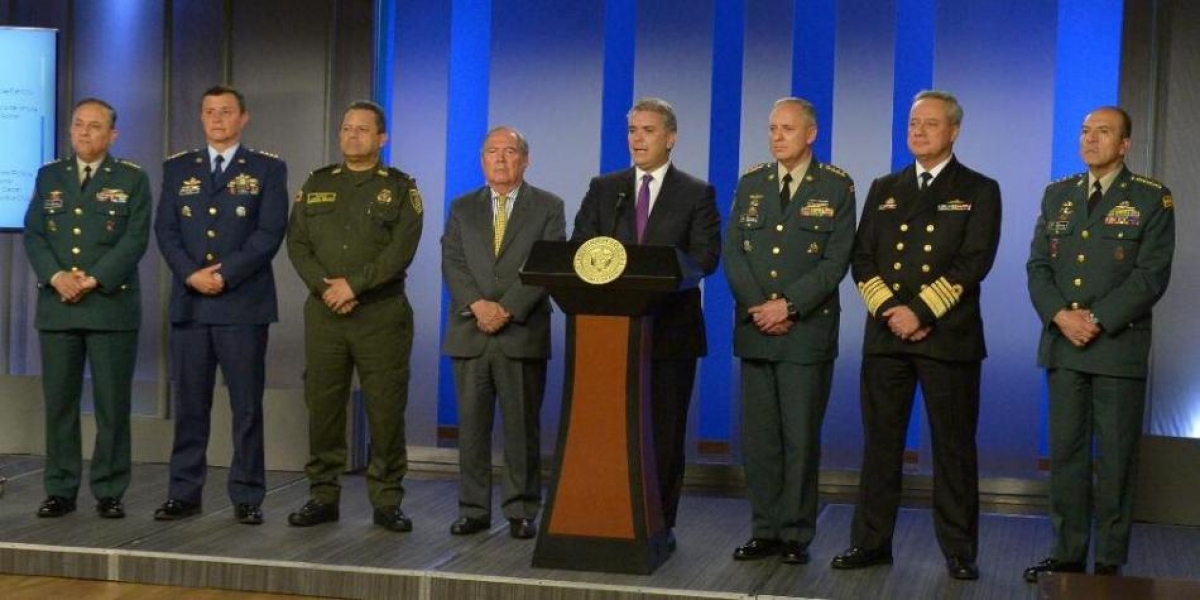 El presidente Iván Duque anunció los cambios acompañado de los comandantes salientes y el Ministro de Defensa.