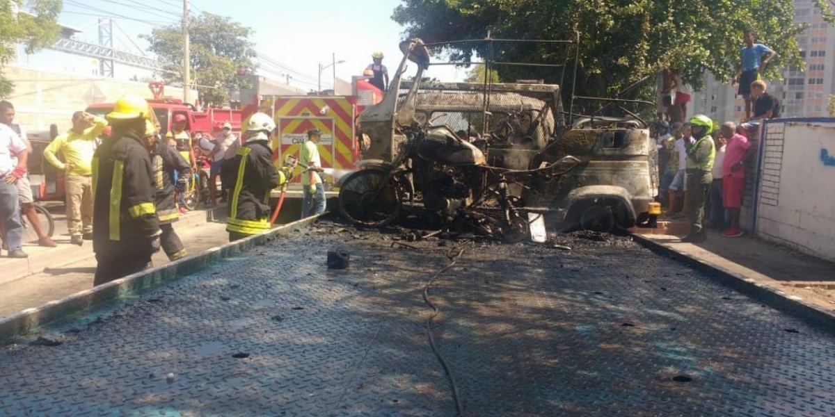 Incendió su motocicleta cuando ya estaba sobre una grúa tras ser inmovilizada.