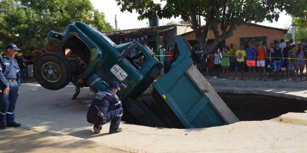 Así quedó el camión cargado con arena. 