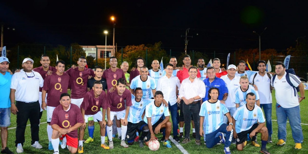 La cancha del Parque de Curinca se inauguró con un partido de fútbol.