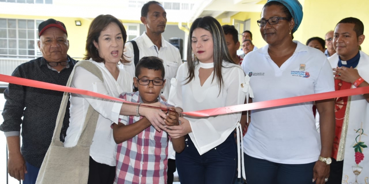 Momento cuando se llevaba a cabo el tradicional corte de cinta y la bendición del recinto.